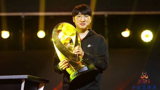 保持至少一 保持至少一